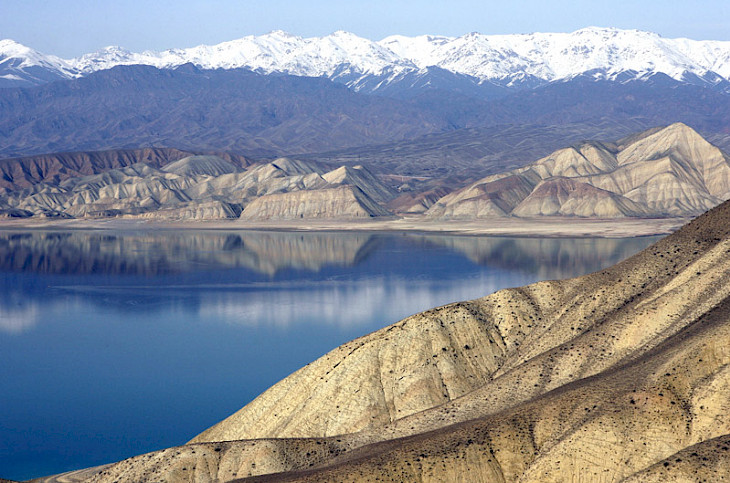 Города казахстана над уровнем моря. Озеро Чатыр Куль. Токтогул Киргизия. Озеро Чатыр Куль Кыргызстан. Озеро Токтогул Киргизия.