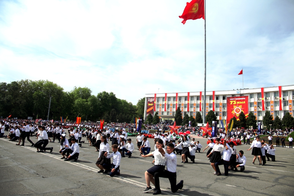 Май кыргызстан. День Победы Кыргызстан. Парад Победы Кыргызстан. Парад день Победы Кыргызстан. 9 Мая день Победы Кыргызстан.