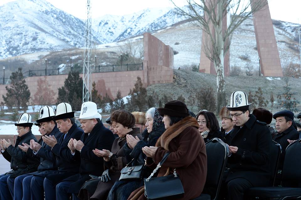 Юр лица киргизия. Кыргызстан в лицах. Киргизия лица. Лицо кыргызских президентов людей маска. Сюжет легенды ана-Бейит кратко.