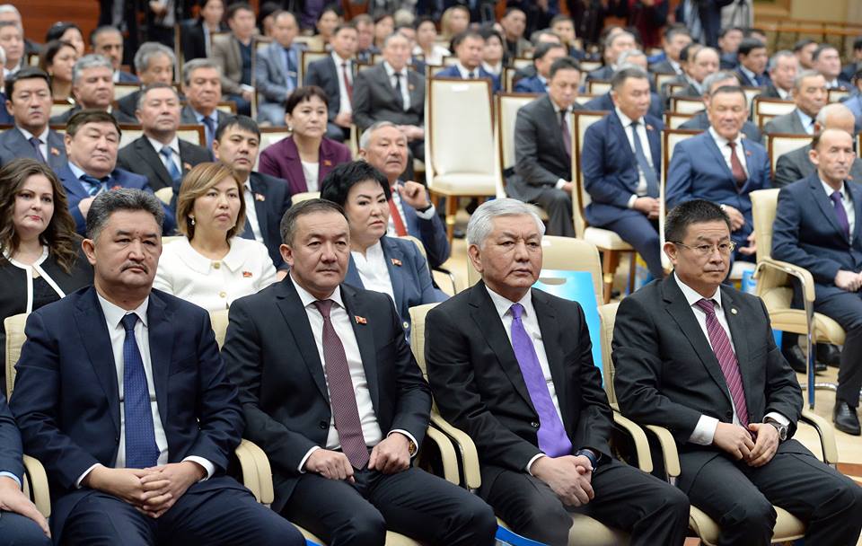 Киргизия нужна регистрация. Депутаты Курултая радуются. Курултай. Фото спикера Курултая Киргизии сегодня.
