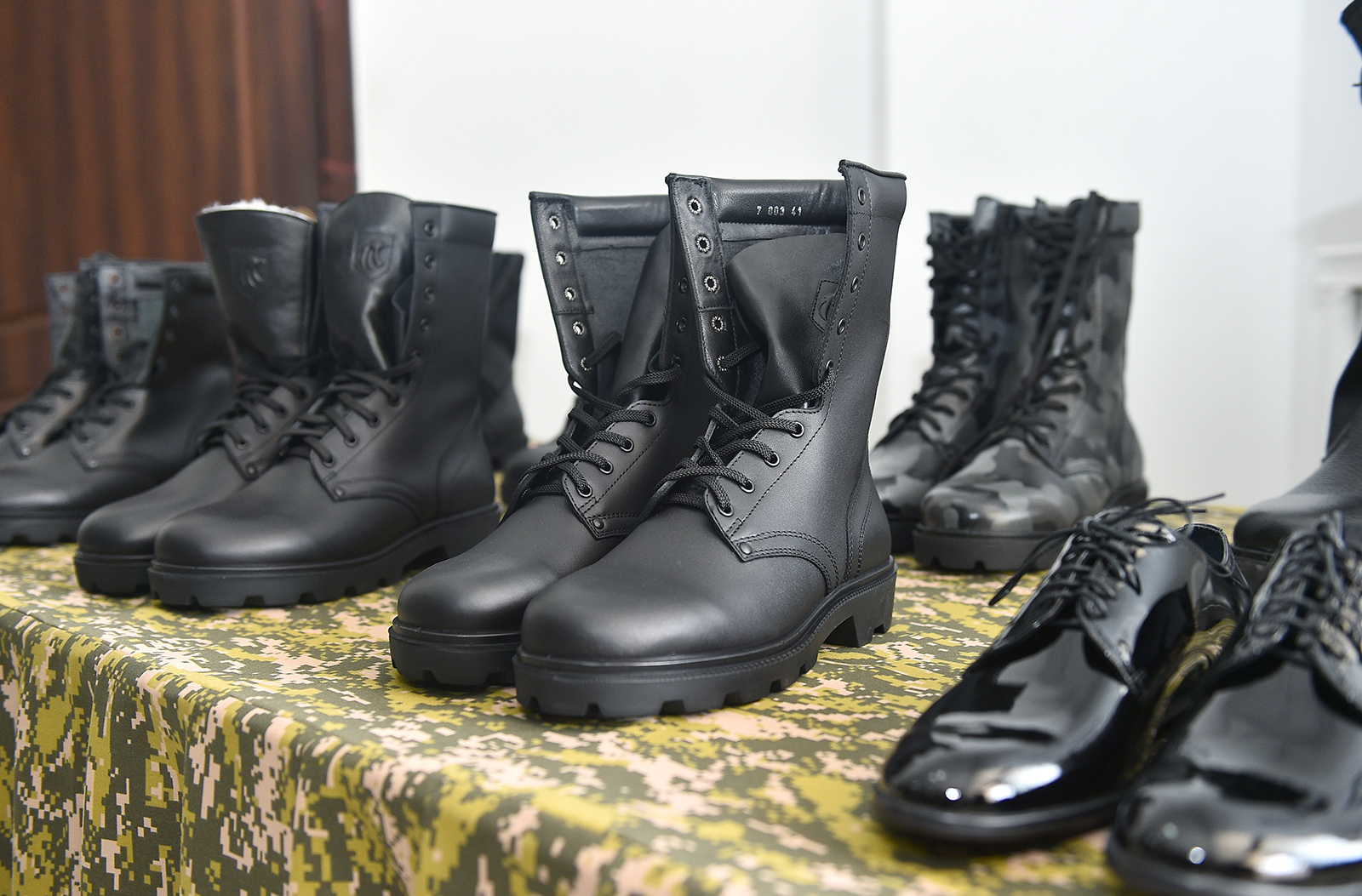 Производители армейских. Военная обувь. Военное обмундирование сапожки. Военная форма обувь. Дагестанская Военная обувь.