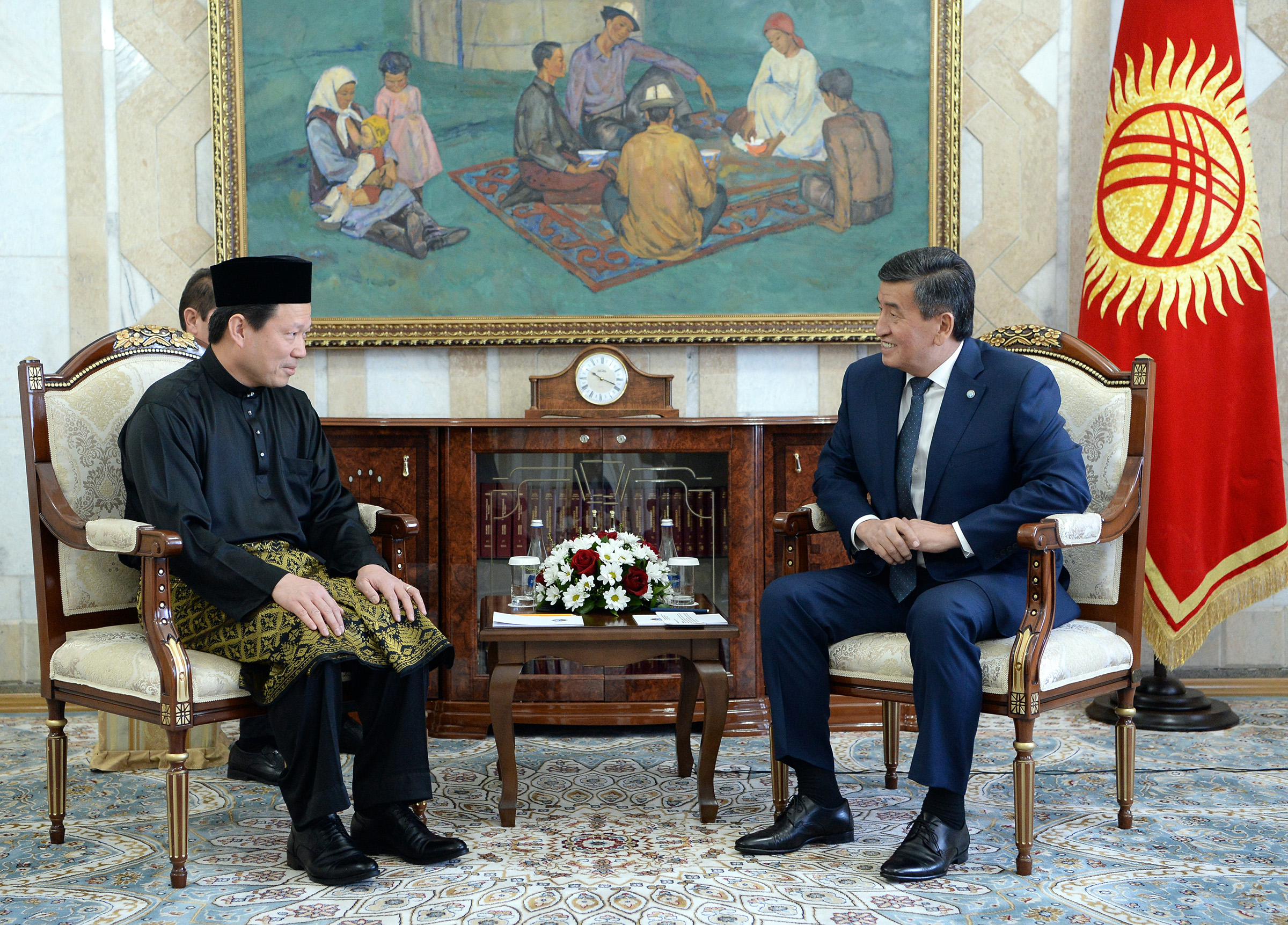 Киргизия и Индонезия отношения. Политическая сфера Малайзии фото. Фотография кыргызских послов принимают в Пекине.