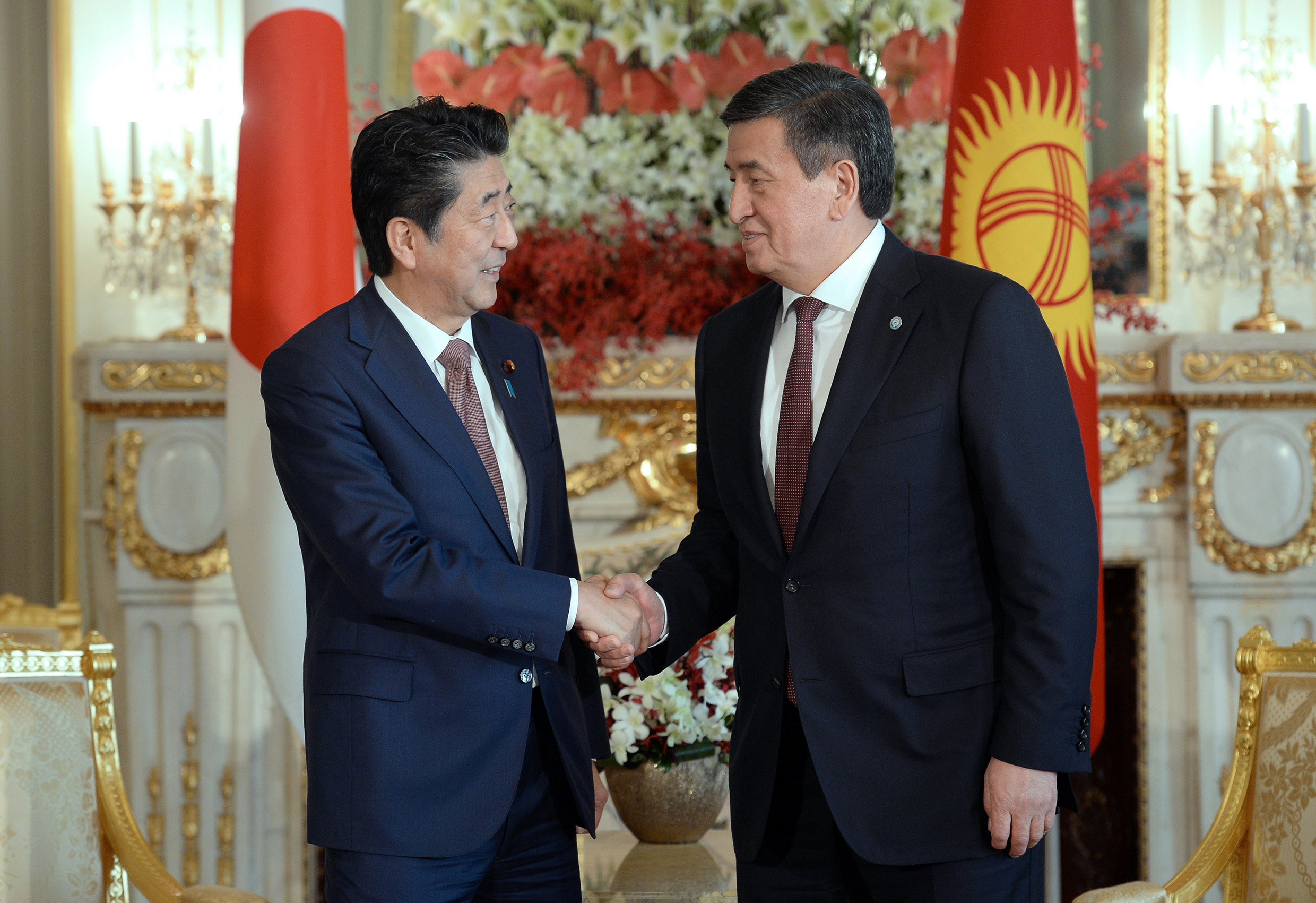 Отношения киргизов. Синдзо Абэ. Визит Синдзо Абэ в Киргизию. Синдзо Абэ Ислом Каримов.