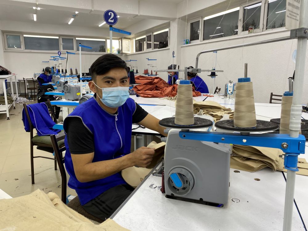 Тигу где. Швейная фабрика Zema Кыргызстан. Грин швейная фабрика Бишкек. Швейный цех Киргизия. Швейная фабрика в Киргизстане.